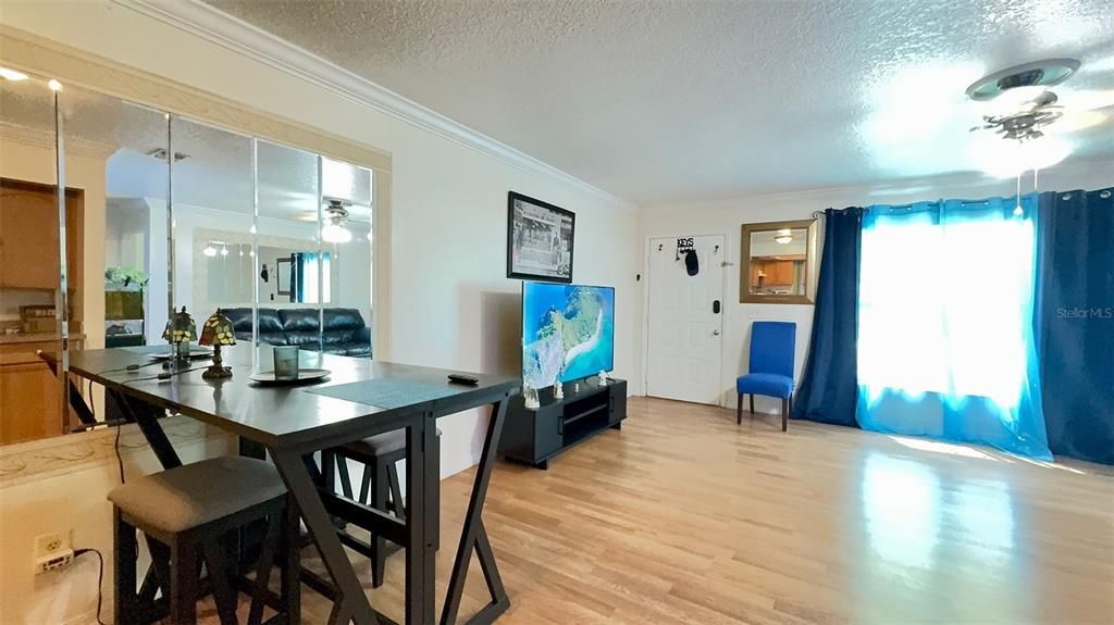 For Sale: $220,000 (2 beds, 1 baths, 960 Square Feet)