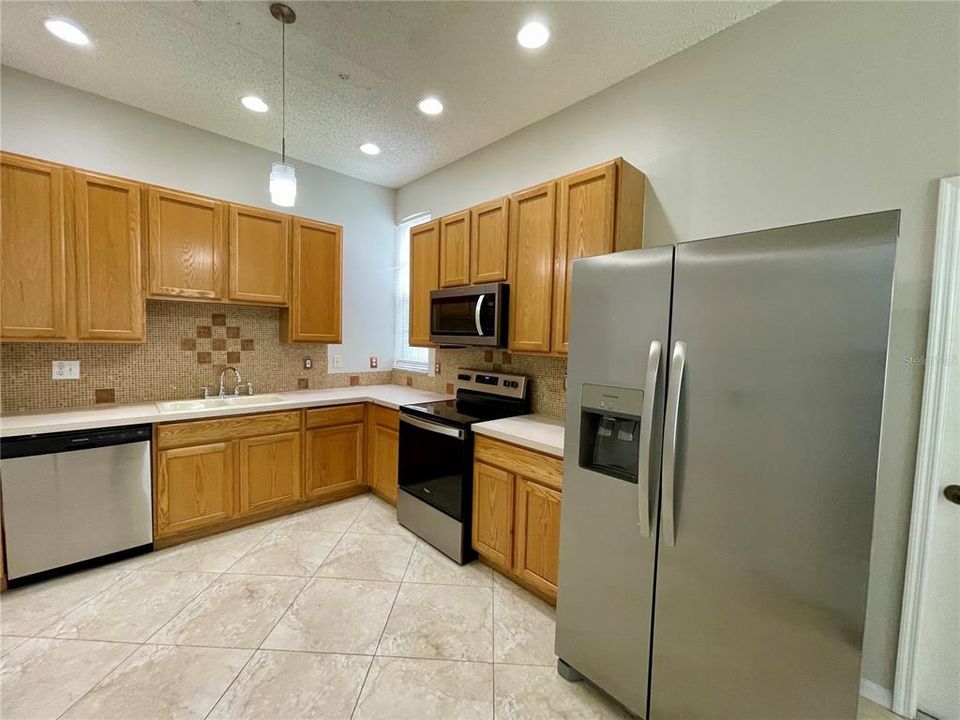 For Rent: $2,295 (4 beds, 2 baths, 1663 Square Feet)