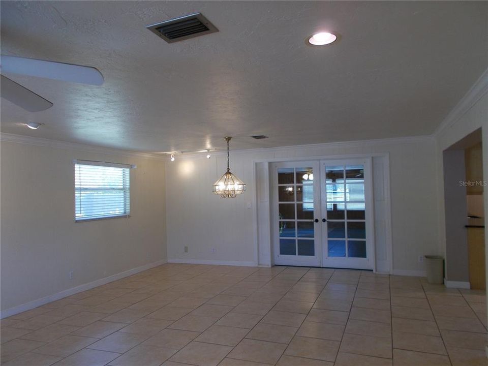 For Sale: $400,000 (3 beds, 2 baths, 1571 Square Feet)