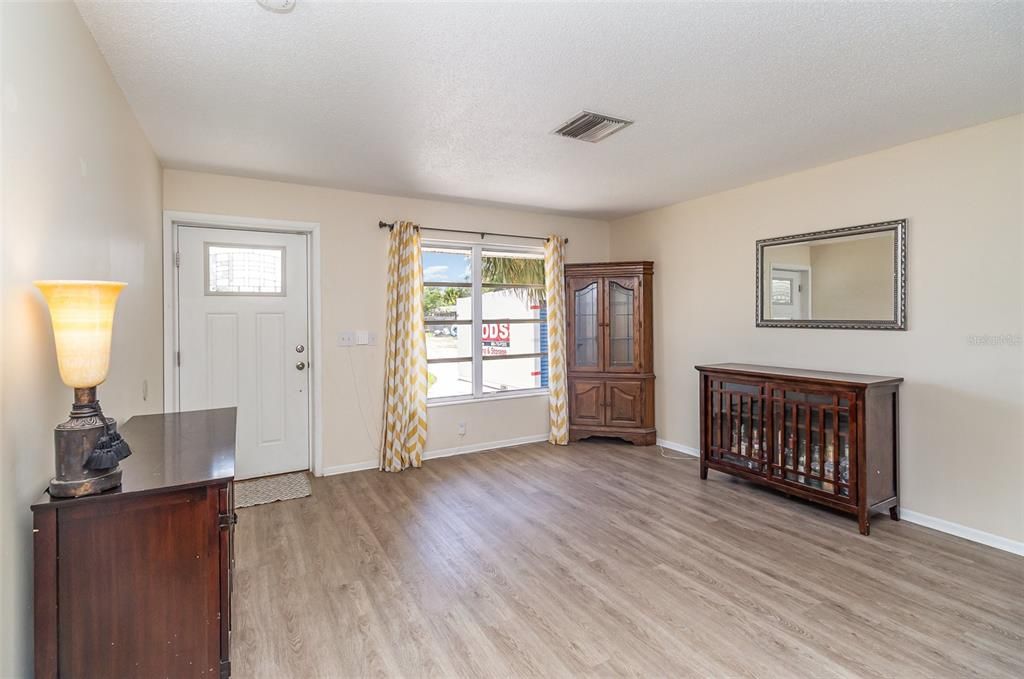 For Sale: $335,000 (4 beds, 2 baths, 1564 Square Feet)