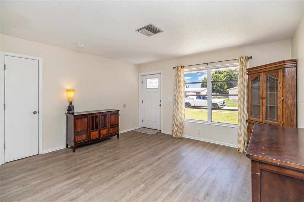 For Sale: $335,000 (4 beds, 2 baths, 1564 Square Feet)