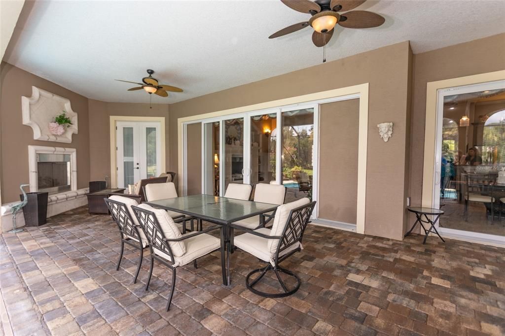 Covered lanai with two ceiling fans