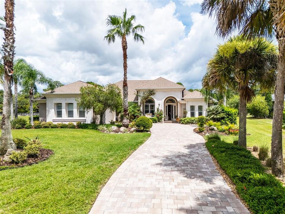 Welcome home! Front view of 190 Willow Oak Way!