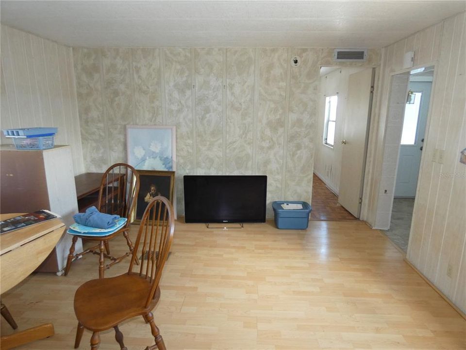 For Sale: $105,000 (2 beds, 2 baths, 962 Square Feet)