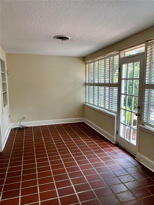 For Rent: $2,100 (3 beds, 2 baths, 1444 Square Feet)