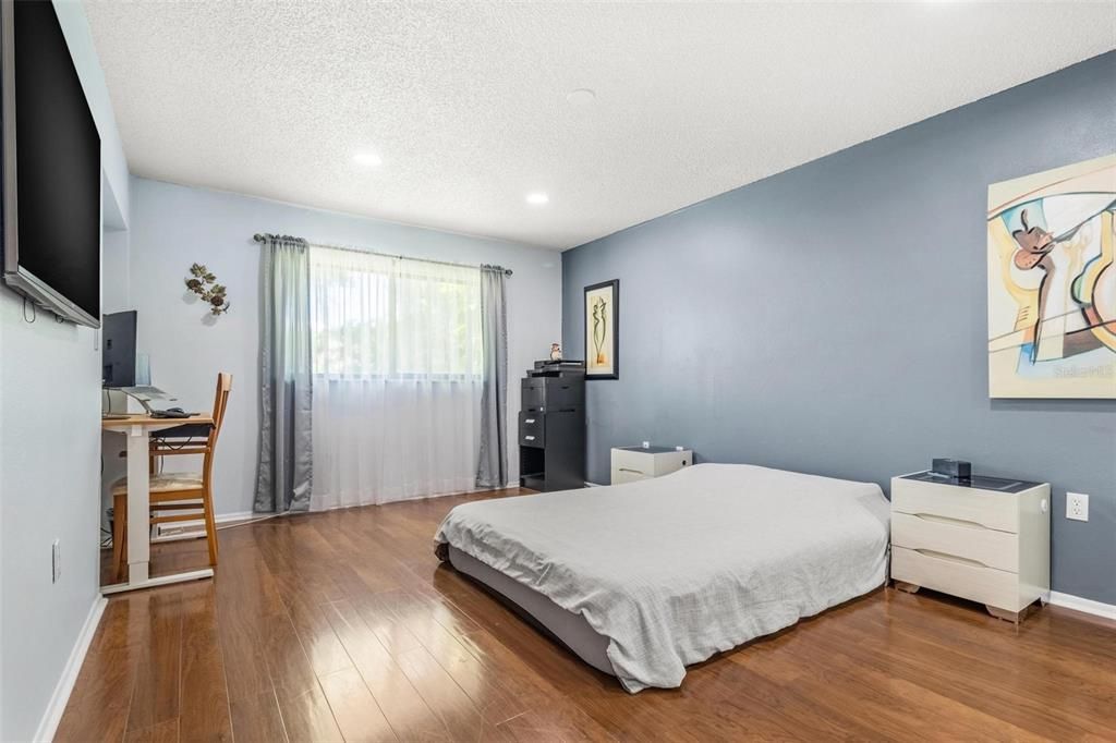 For Sale: $269,900 (2 beds, 2 baths, 1350 Square Feet)