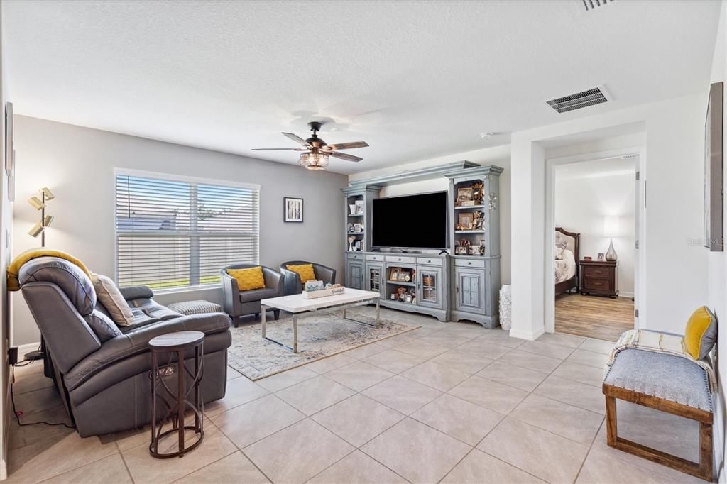 Active With Contract: $317,245 (4 beds, 2 baths, 1828 Square Feet)