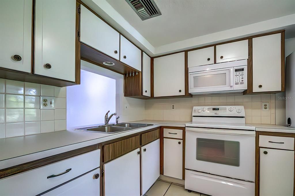 For Rent: $1,450 (2 beds, 1 baths, 831 Square Feet)