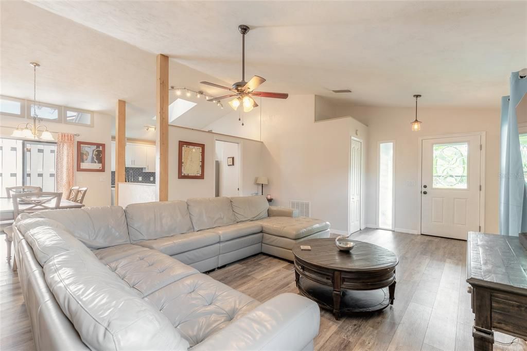 For Sale: $315,000 (2 beds, 2 baths, 1334 Square Feet)