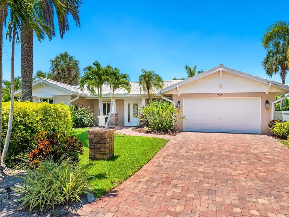 Active With Contract: $1,695,000 (3 beds, 2 baths, 1849 Square Feet)