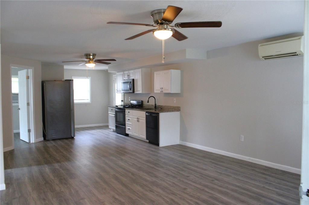 For Sale: $249,900 (2 beds, 1 baths, 1005 Square Feet)