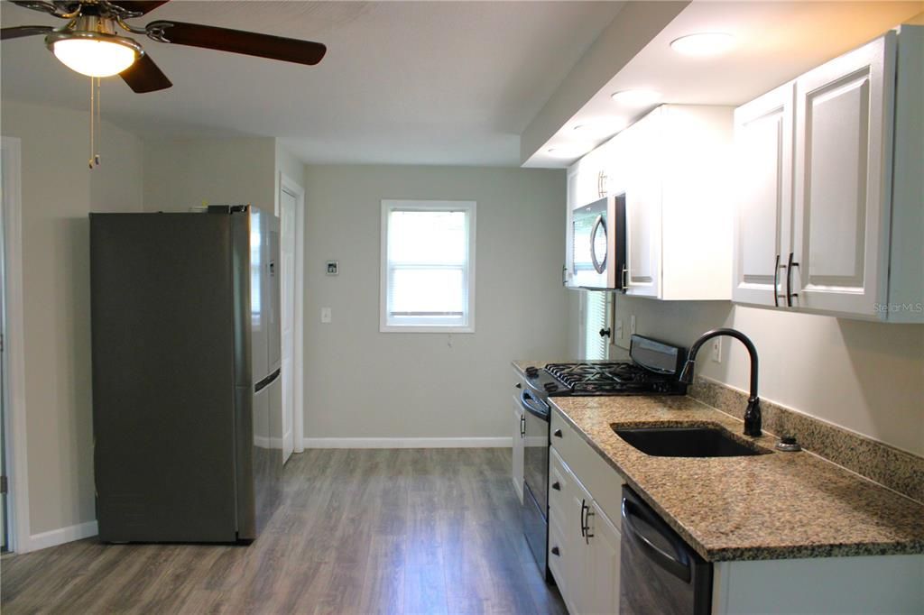 For Sale: $249,900 (2 beds, 1 baths, 1005 Square Feet)