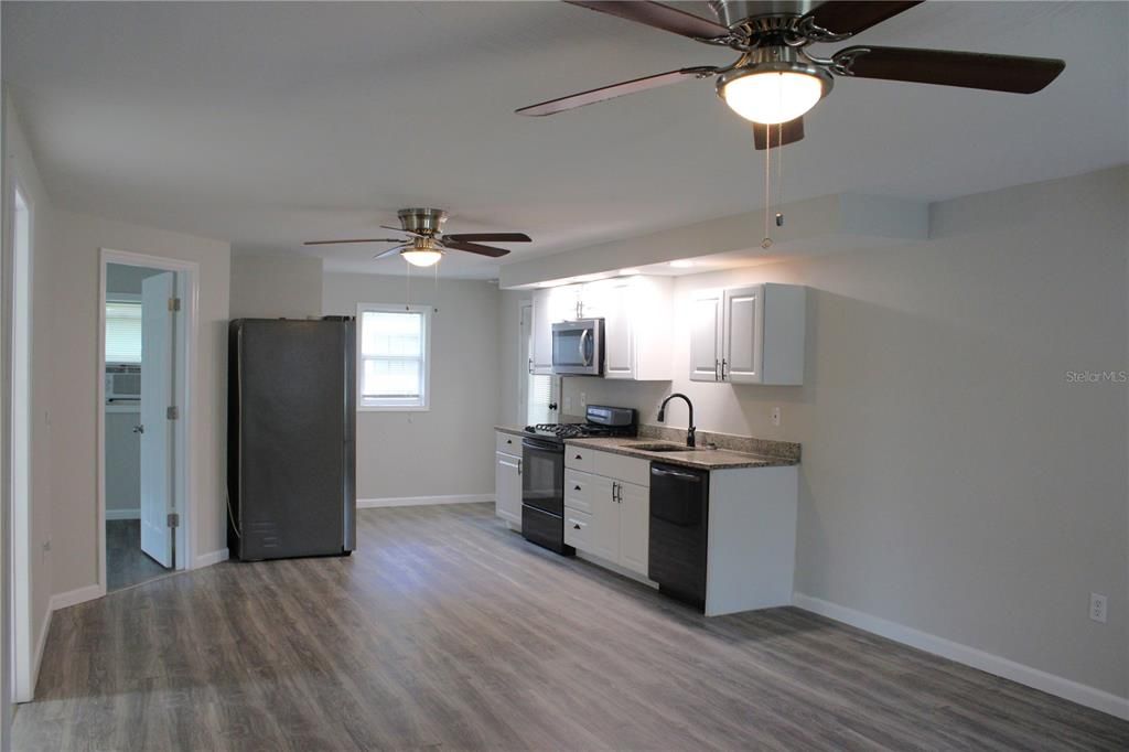 For Sale: $249,900 (2 beds, 1 baths, 1005 Square Feet)