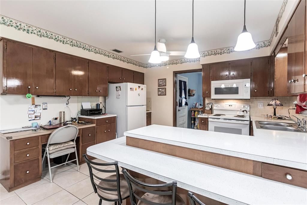 For Sale: $325,000 (2 beds, 2 baths, 1266 Square Feet)
