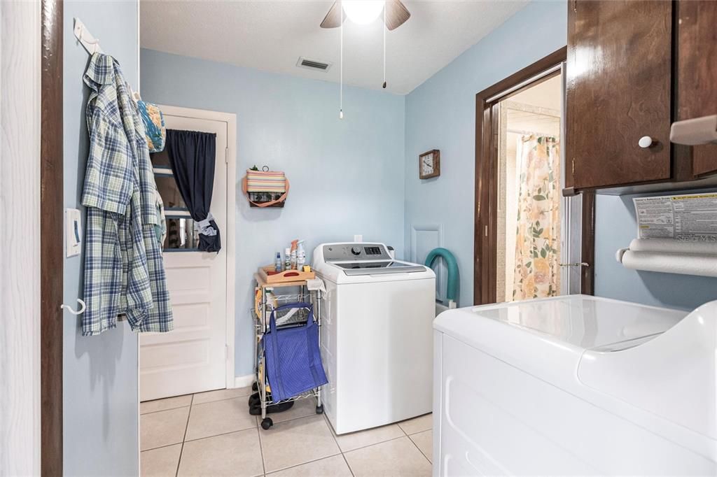 For Sale: $325,000 (2 beds, 2 baths, 1266 Square Feet)