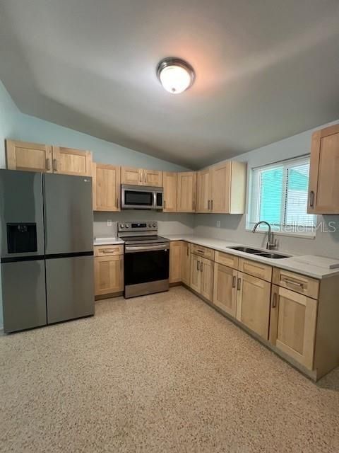 For Rent: $1,850 (2 beds, 1 baths, 1000 Square Feet)