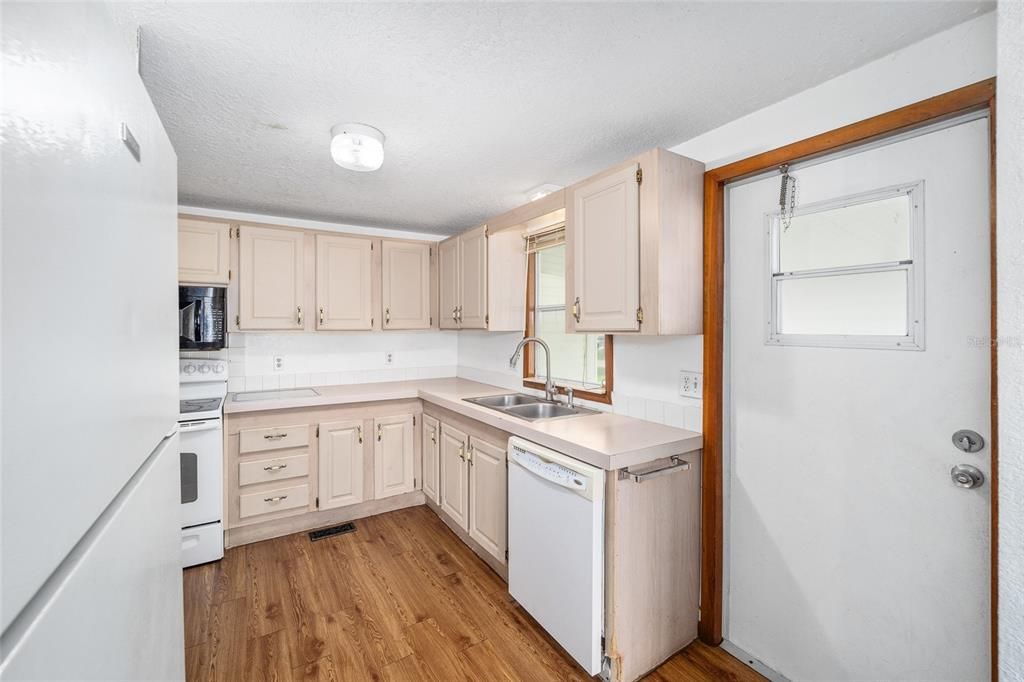 Active With Contract: $125,000 (2 beds, 2 baths, 960 Square Feet)