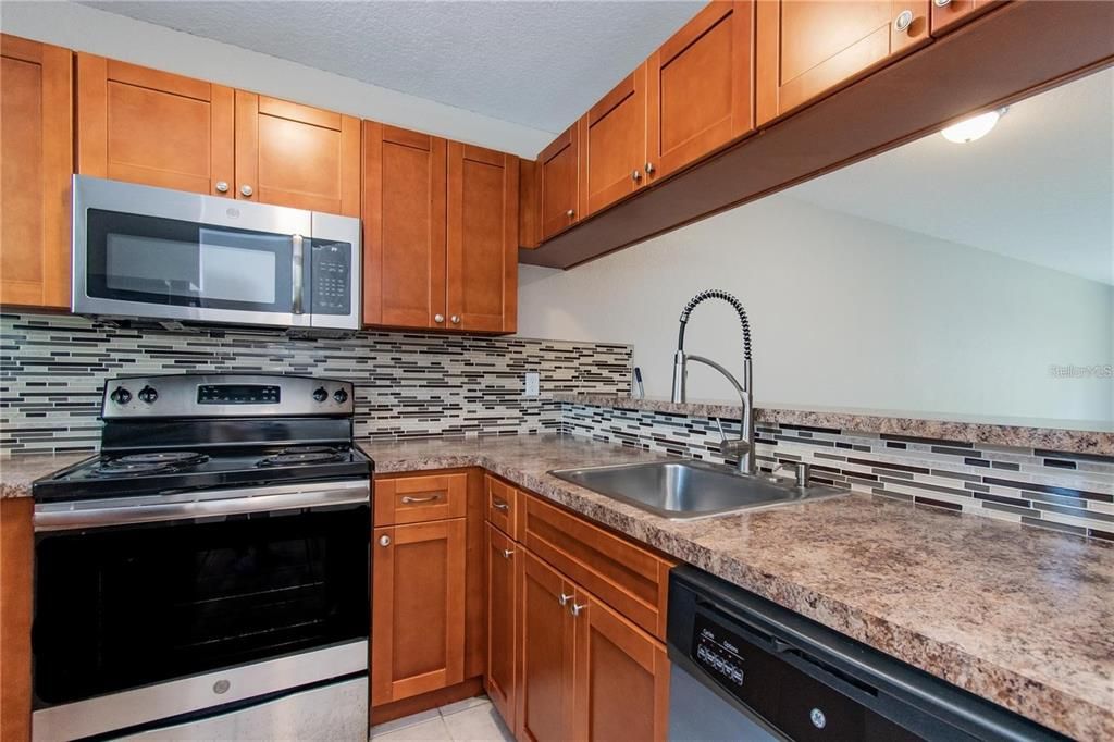 For Rent: $1,550 (2 beds, 2 baths, 864 Square Feet)