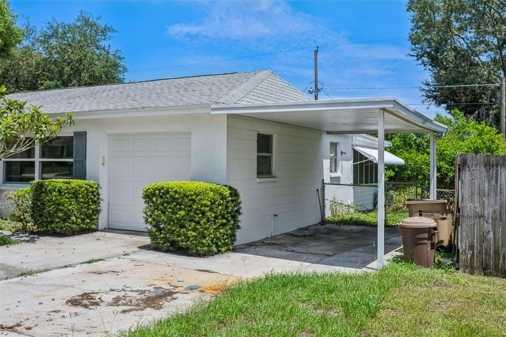 Garage / Carport