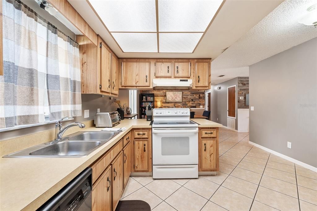 For Sale: $349,900 (3 beds, 2 baths, 1182 Square Feet)