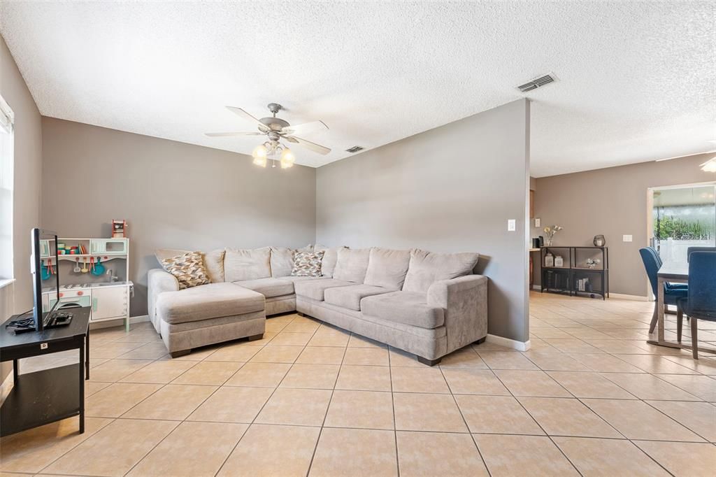 For Sale: $349,900 (3 beds, 2 baths, 1182 Square Feet)