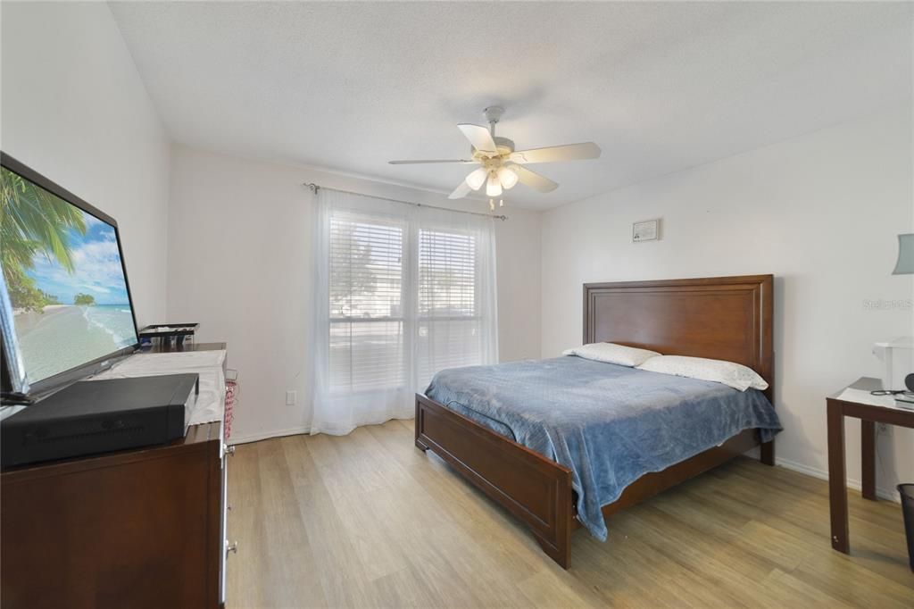 For Sale: $185,000 (2 beds, 1 baths, 952 Square Feet)