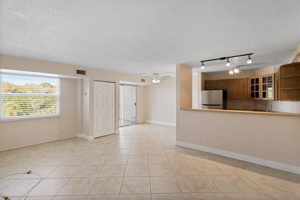 For Rent: $1,750 (2 beds, 1 baths, 919 Square Feet)