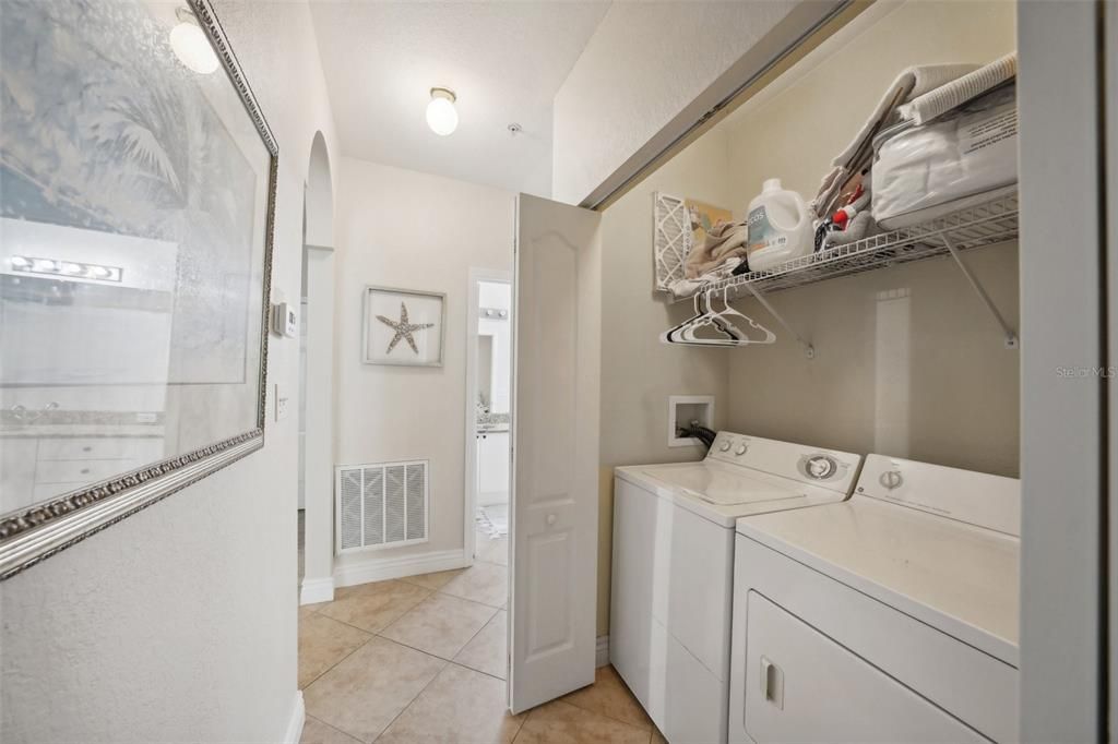 For Sale: $250,000 (1 beds, 1 baths, 864 Square Feet)