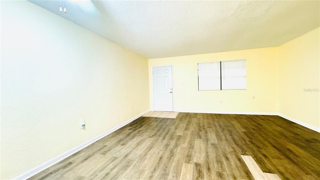 Active With Contract: $1,500 (2 beds, 1 baths, 848 Square Feet)