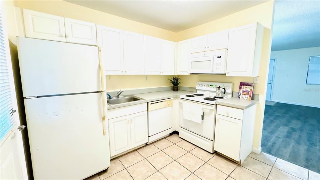 Active With Contract: $1,500 (2 beds, 1 baths, 848 Square Feet)