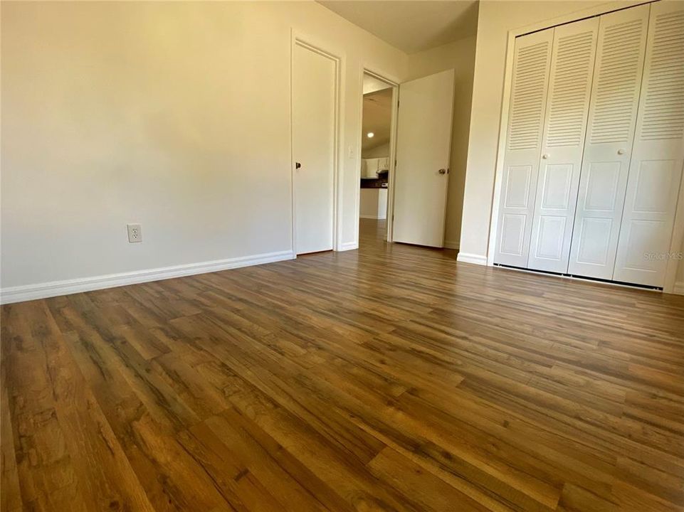 For Sale: $300,000 (2 beds, 2 baths, 958 Square Feet)