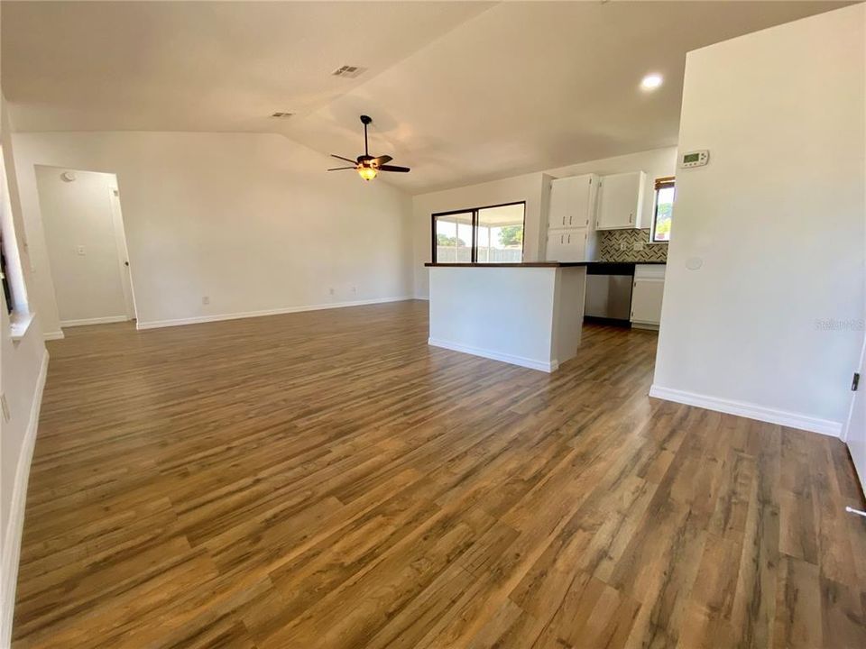 For Sale: $300,000 (2 beds, 2 baths, 958 Square Feet)