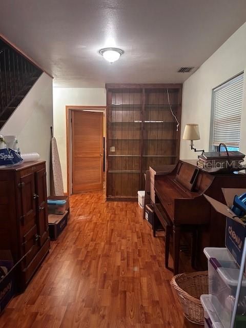 For Rent: $2,295 (2 beds, 1 baths, 1980 Square Feet)