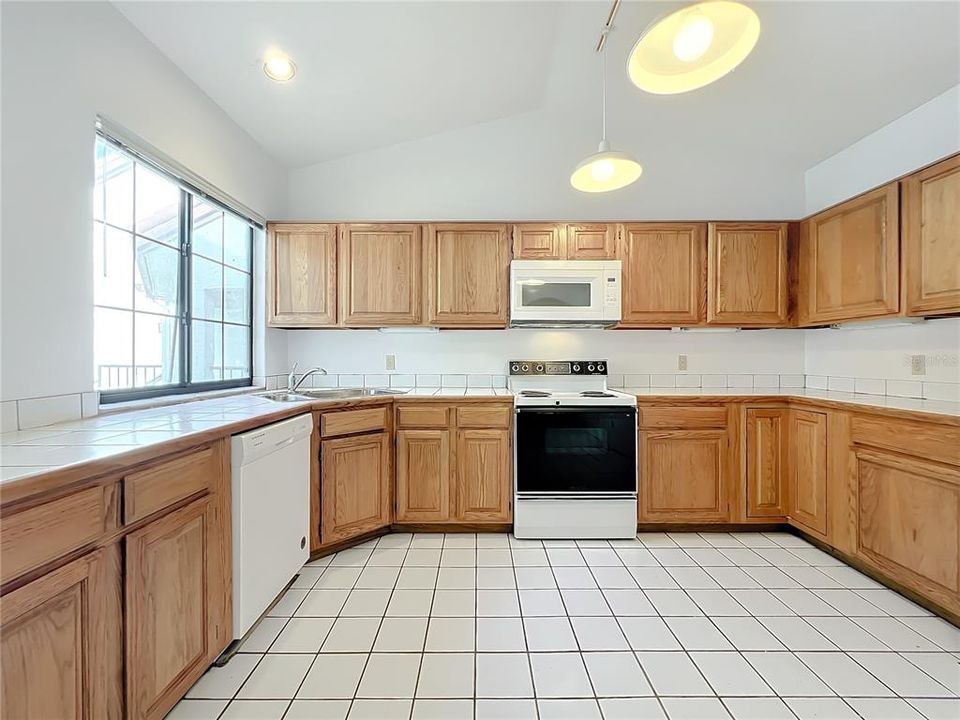 For Sale: $265,000 (2 beds, 2 baths, 1350 Square Feet)