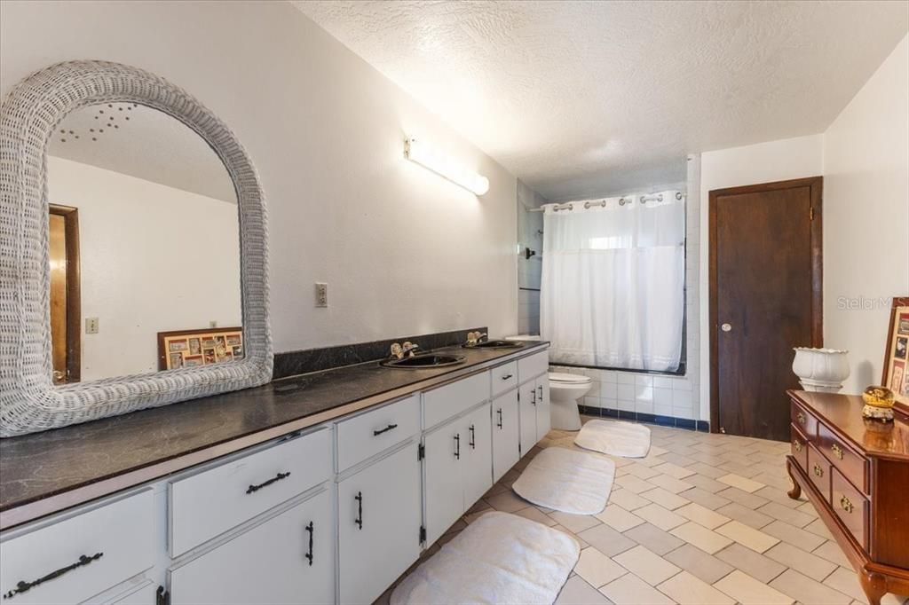 Active With Contract: $429,900 (4 beds, 2 baths, 2986 Square Feet)