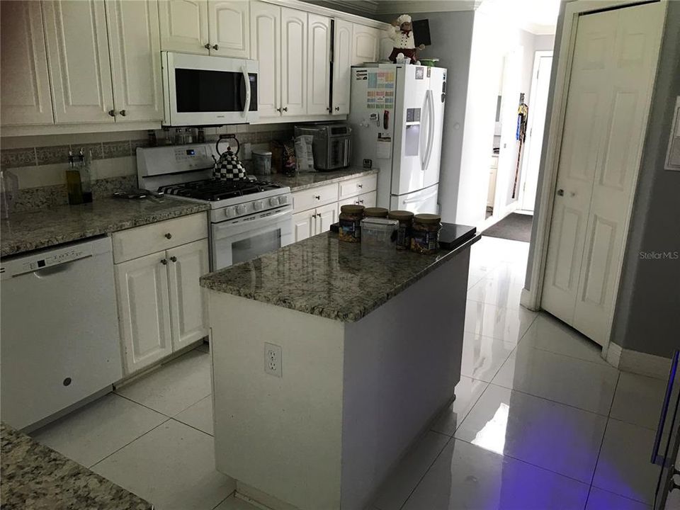 En Venta: $795,000 (3 camas, 2 baños, 3517 Pies cuadrados)