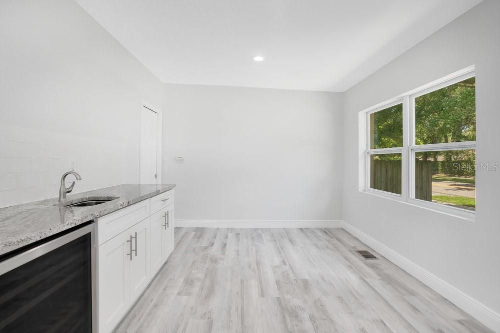 Wet Bar and Dining Room