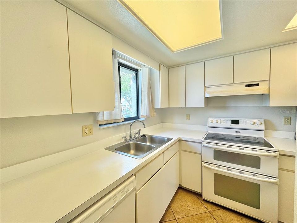 For Rent: $1,500 (2 beds, 1 baths, 949 Square Feet)