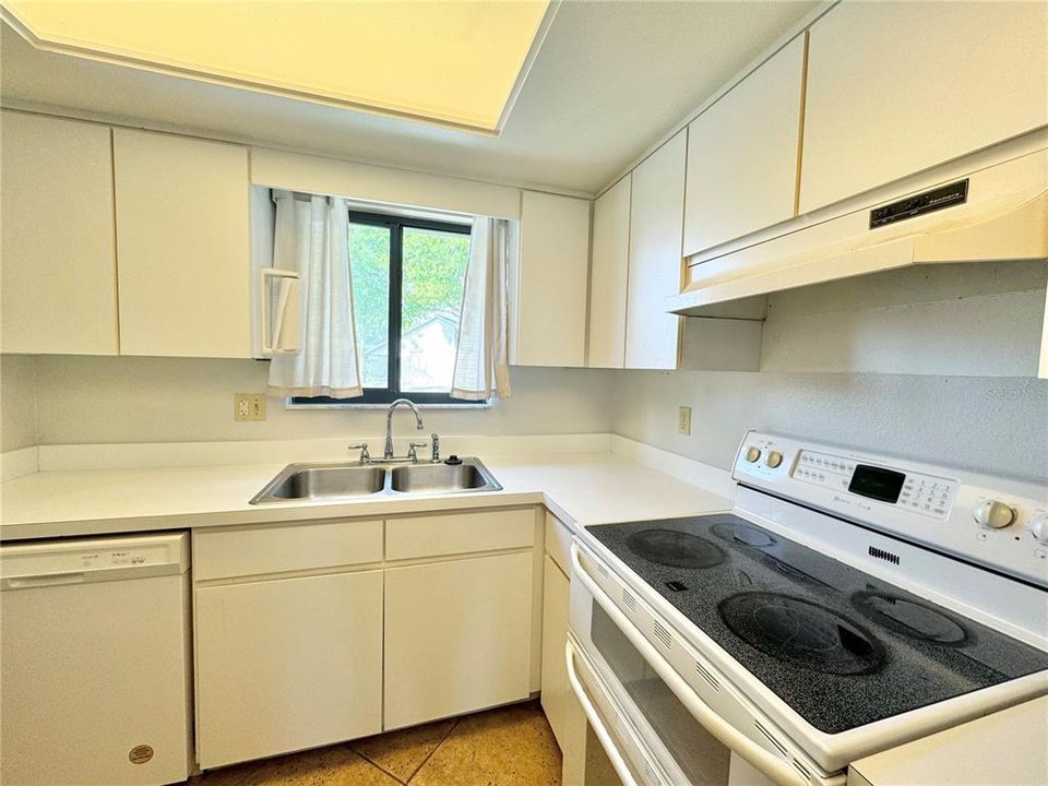 For Rent: $1,500 (2 beds, 1 baths, 949 Square Feet)