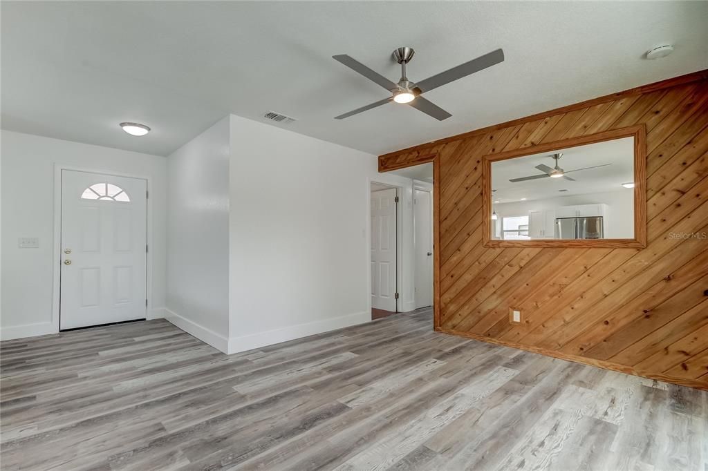 For Sale: $319,900 (3 beds, 1 baths, 1041 Square Feet)