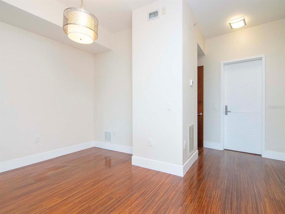 For Rent: $2,750 (1 beds, 1 baths, 934 Square Feet)