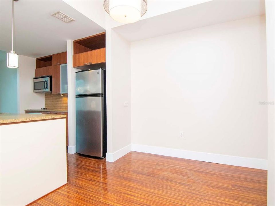 For Rent: $2,750 (1 beds, 1 baths, 934 Square Feet)