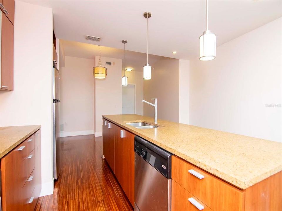 For Rent: $2,750 (1 beds, 1 baths, 934 Square Feet)