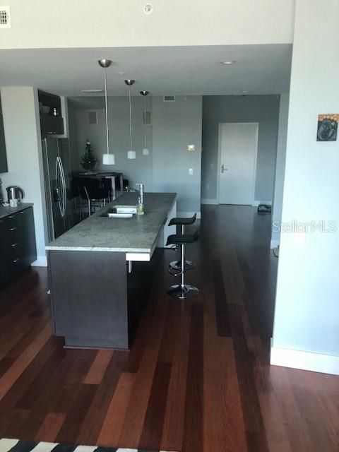 For Rent: $2,750 (1 beds, 1 baths, 934 Square Feet)