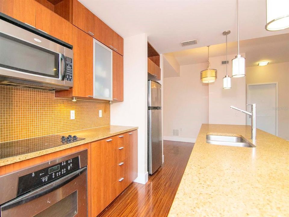 For Rent: $2,750 (1 beds, 1 baths, 934 Square Feet)