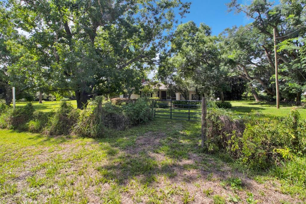 Active With Contract: $450,000 (3 beds, 1 baths, 1228 Square Feet)