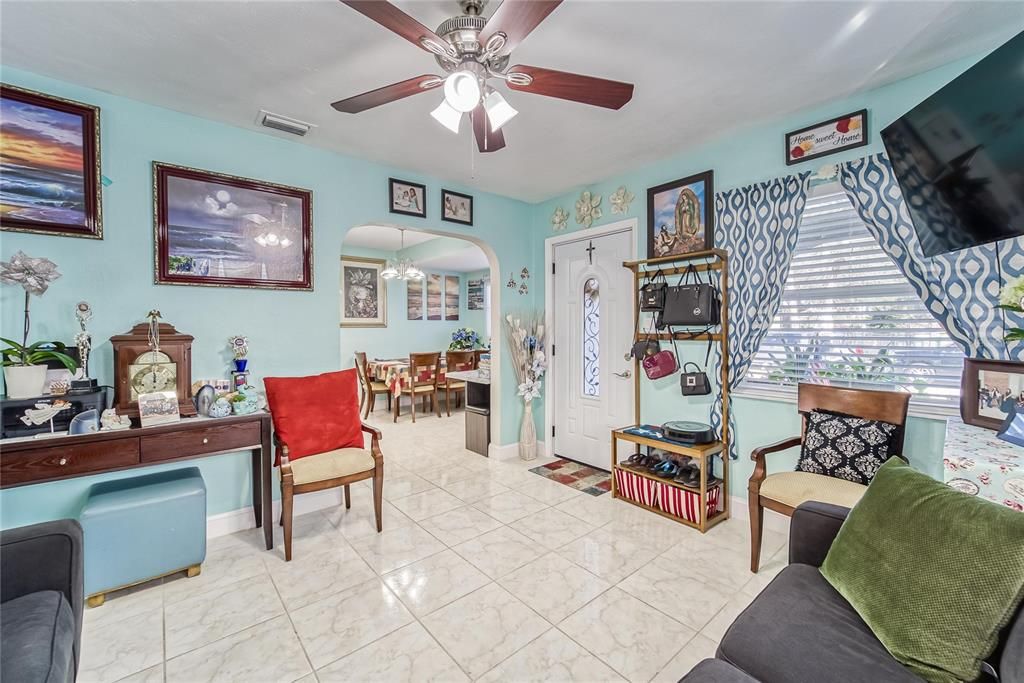 For Sale: $429,900 (3 beds, 1 baths, 956 Square Feet)