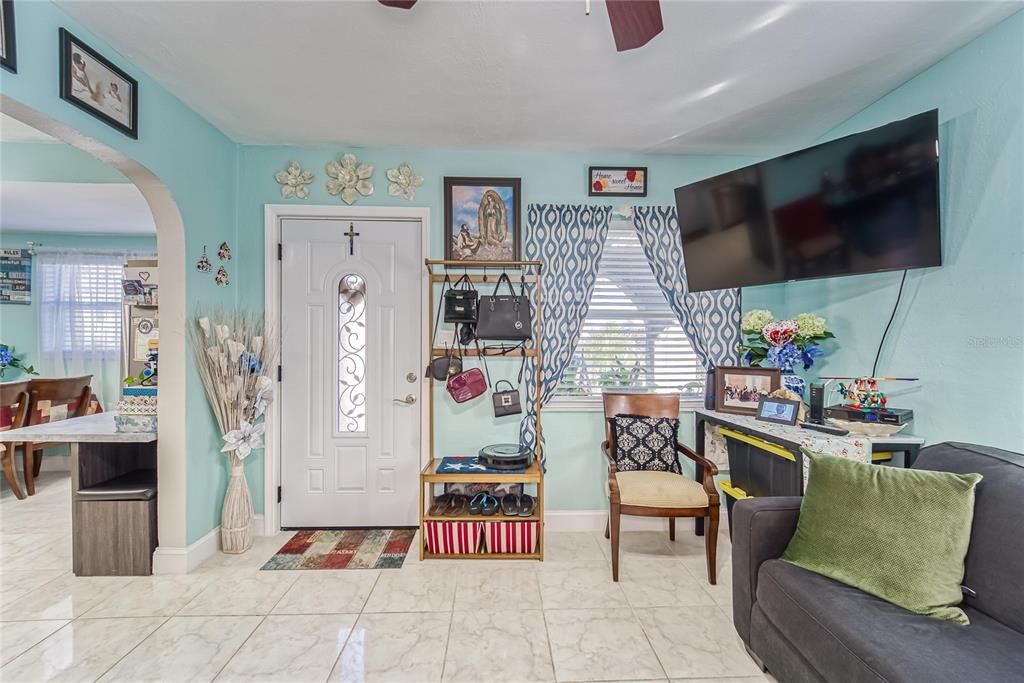 For Sale: $429,900 (3 beds, 1 baths, 956 Square Feet)