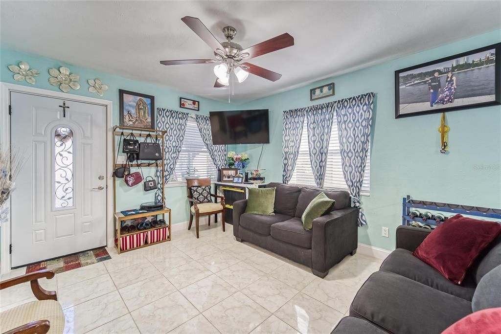 For Sale: $429,900 (3 beds, 1 baths, 956 Square Feet)