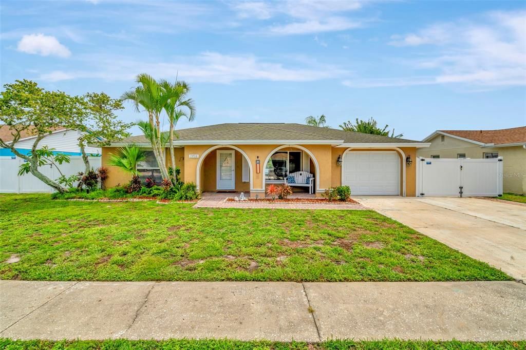 For Sale: $400,000 (2 beds, 2 baths, 1373 Square Feet)